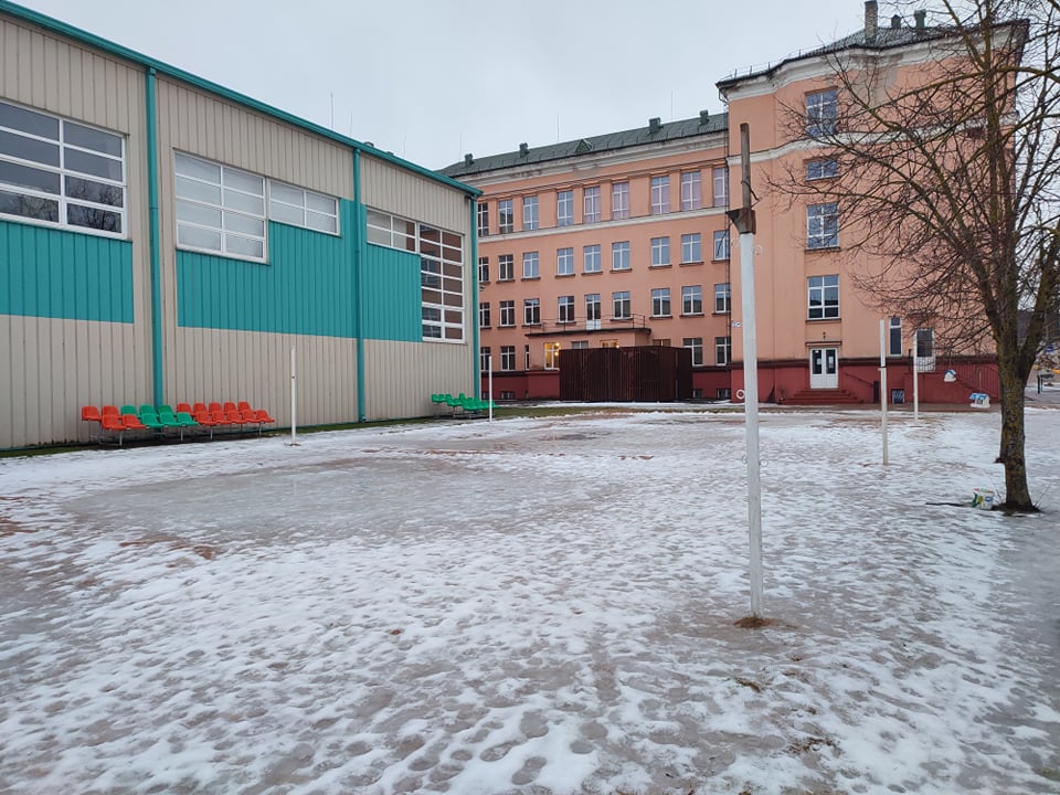 Šiuo metu prie Radviliškio V. Kudirkos progimnazijos yra dvi paplūdimio tinklinio aikštelės, bet valdininkai primygtinai nori jas naikinti ir statyti pastatą jų vietoje tokioms pat aikštelėms įrengti