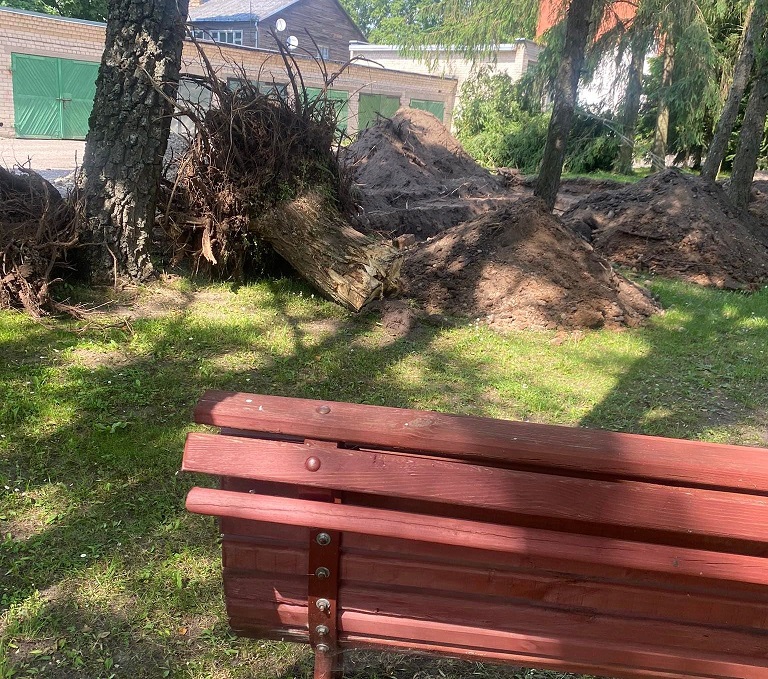 Gyventojai ironizuoja, kad sėdėdami ant suoliuko galės grožėtis konteinerių aikštelės vaizdu